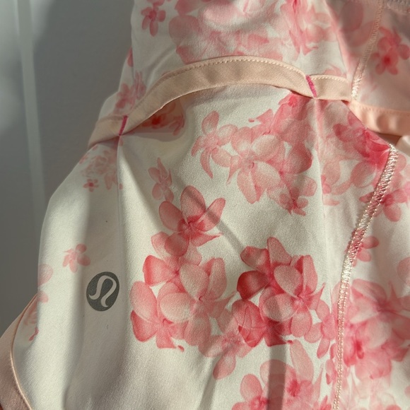 Lululemon Speed Shorts Size 8 Pink Plumeria Print - Picture 2 of 6